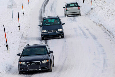 Ums Autofahrern im Winter gibt es viele Mythen. Dazu zählt auch die Aussage: Auf eisglatten Strassen verdoppelt sich der Bremsweg. Was aber stimmt nun? Bild: Auto Club Europa ACE e.V.