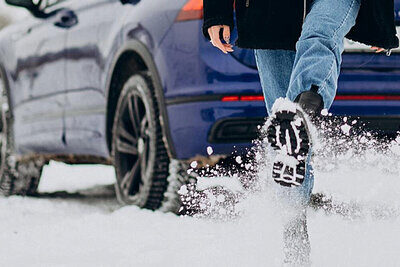 Der Winterstiefel ist nicht in jedem Fall für die Fahrt im Auto geeignet. Bild: Freepik