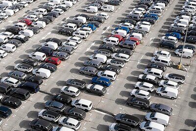 Die Auto-Neuzulassungen in der Schweiz lagen 2025 2,4 Prozent unter dem Vorjahresniveau. Bild: freepik