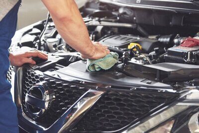 Reparaturen sind teurer geworden. Die Kosten schlagen direkt auf die Versicherungsprämien. Bild: Freepik