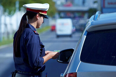 Polizistin bei Autokontrolle