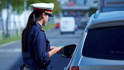 Polizistin bei Autokontrolle