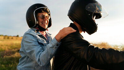 Kann ich einfach mit einem Fahrradhelm auf ein Mofa sitzen oder brauche ich einen geprüften Motorradhelm? Bild: freepk