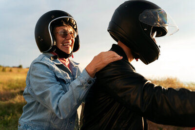 Kann ich einfach mit einem Fahrradhelm auf ein Mofa sitzen oder brauche ich einen geprüften Motorradhelm? Bild: freepk