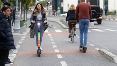 E Scooter auf Velostreifen