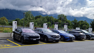 Mehrere Elektroautos stehen an einer öffentlichen Ladesäule.