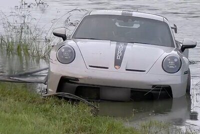 Der Porsche landete im Flussbett, nach wenigen Minuten war er mit Wasser vollgelaufen. Bild: Screenshot BRK News, Youtube