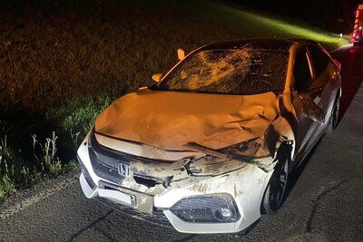Dieser Autolenker hatte grosses Glück: In Neuheim im Kanton Zug kollidierte sein Fahrzeug mit einem Hirsch. Das Auto erlitt Totalschaden, der Fahrer blieb unverletzt. Bild: Zuger Polizei