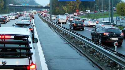 Stau aus dem Auto fotografiert