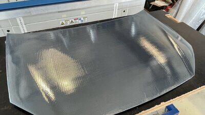 Eine folierte Motorhaube die mit Solarzellen versehen ist.