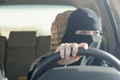 Mit einer Burka in der Schweiz am Steuer zu sitzen ist gemäss Polizei «eher nicht erlaubt». Bild: The European Centre for Democracy and Human Rights ECDHR