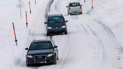 Ums Autofahrern im Winter gibt es viele Mythen. Dazu zählt auch die Aussage: Auf eisglatten Strassen verdoppelt sich der Bremsweg. Was aber stimmt nun? Bild: Auto Club Europa ACE e.V.