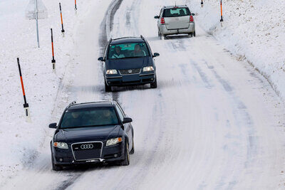 Ums Autofahrern im Winter gibt es viele Mythen. Dazu zählt auch die Aussage: Auf eisglatten Strassen verdoppelt sich der Bremsweg. Was aber stimmt nun? Bild: Auto Club Europa ACE e.V.