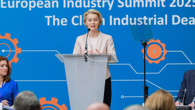 EU-Kommissionspräsidentin Ursula von der Leyen bei ihrer Rede am Europäischen Industriegipfel in Antwerpen. Bild: EU-Kommission