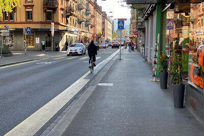 Velos dürfen in Ausnahmefälle aufs Trottoir – sonst ist es für den Fussverkehr vorgesehen.