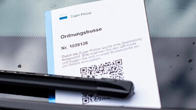 Die häufigste Ordnungsbusse: Der Zettel an der Windschutzscheibe, nachdem man beim Falschparkieren erwischt wurde. Bild: Zuger Polizei