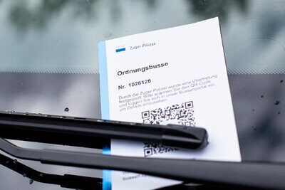 Die häufigste Ordnungsbusse: Der Zettel an der Windschutzscheibe, nachdem man beim Falschparkieren erwischt wurde. Bild: Zuger Polizei