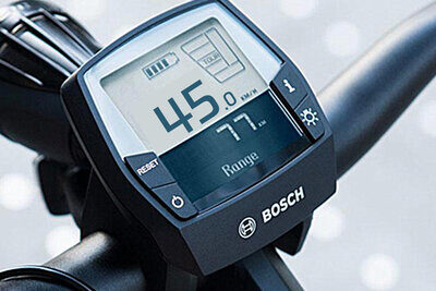 Wer auf seinem E-Bike mit 45 km/h in der 30er-Zone unterwegs ist, der wird maximal mit 30 Franken gebüsst. Für Autofahrende hingegen kann das richtig teuer werden. Bild: STREETLiFE