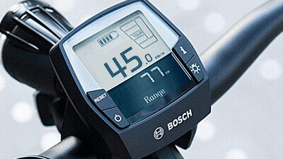 Wer auf seinem E-Bike mit 45 km/h in der 30er-Zone unterwegs ist, der wird maximal mit 30 Franken gebüsst. Für Autofahrende hingegen kann das richtig teuer werden. Bild: STREETLiFE