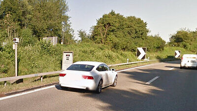 Beim Hagnauer-S raste der Ungare gleich zweimal in die Radarfalle. In einem Fall fuhr er 161 statt der erlaubten 80 Stundenkilometer. Bild: Google Streetview
