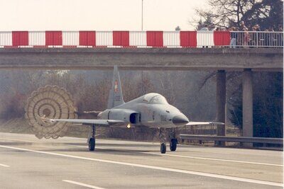 Kampfjet auf Autobahn.