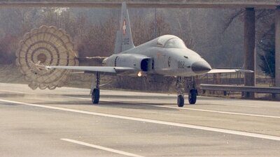 Kampfjet auf Autobahn.