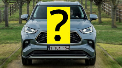 Ein SUV von vorne, teilweise durch ein Fragezeichen verdeckt.