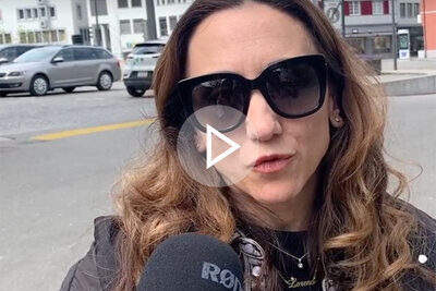 Strassenumfrage zum Thema Radargeräte - Frau vor Verkehr - Teaser Bild