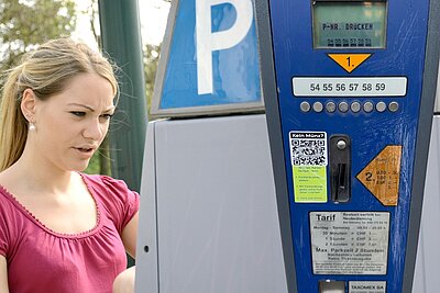 Eine defekte Parkuhr kann vorkommen. Ist man betroffen, dann muss man einige Punkte beachten, damit man nicht in die Bussenfalle tappt. Bild: Stadt Zürich, Adobe Stocks