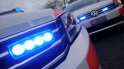 Mit einem gestohlenen Auto durchbrach ein 14-jähriger Schweizer mehrere Polizeisperren, rammte Streifenwagen und verletzte einen Beamten.