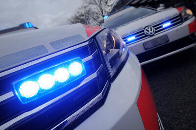 Mit einem gestohlenen Auto durchbrach ein 14-jähriger Schweizer mehrere Polizeisperren, rammte Streifenwagen und verletzte einen Beamten.