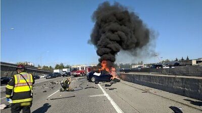 Ein brennender Tesla auf einem Highway in den USA