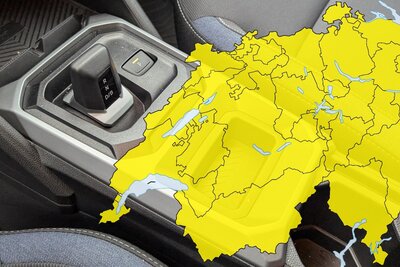 Automatik-Wahlhebel mit Schweizerkarte darüber