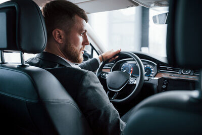 Ein Mann sitzt am Steuer
