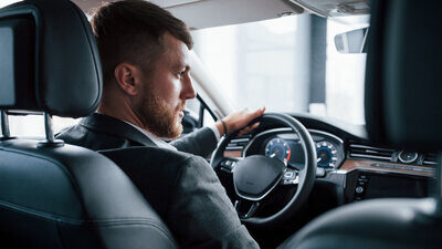 Ein Mann sitzt am Steuer