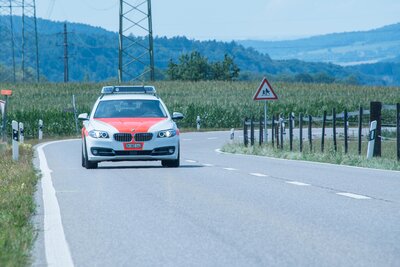 Polizeifahrzeug auf einer Landstrasse.