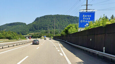 Autobahn mit einem Auto drauf