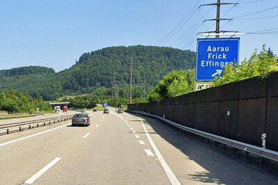 Autobahn mit einem Auto drauf