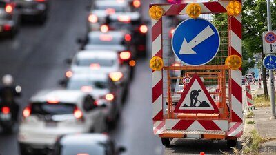 Eine grosse Baustelle führt bei den Autofahrern von der Goldküste zu einer täglichen Geduldsprobe. Bild: STREETLIFE, Freepik