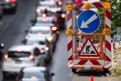 Eine grosse Baustelle führt bei den Autofahrern von der Goldküste zu einer täglichen Geduldsprobe. Bild: STREETLIFE, Freepik
