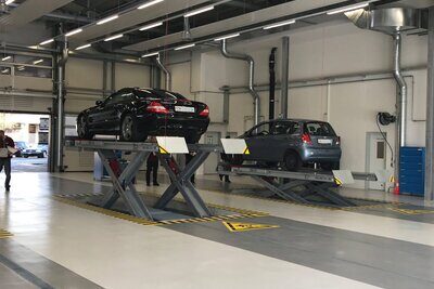 Bild Strassenverkehrsamt auto auf lift