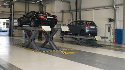 Bild Strassenverkehrsamt auto auf lift