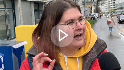 Strassenumfrage - Frau zum Thema Fahrstunden für Senioren - Teaser Bild