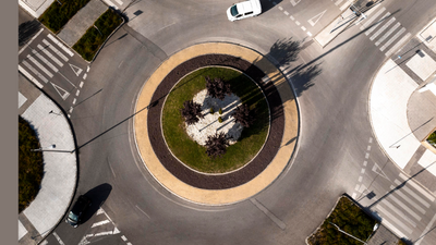 Viele Kreisel werden aufgrund der Kombination aus ÖV-, Fussgänger-, Velo-, LKW- und Autoverkehr zur Geduldsprobe. Bild: Freepik