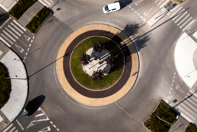 Viele Kreisel werden aufgrund der Kombination aus ÖV-, Fussgänger-, Velo-, LKW- und Autoverkehr zur Geduldsprobe. Bild: Freepik