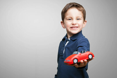 Kind mit Spielzeugauto