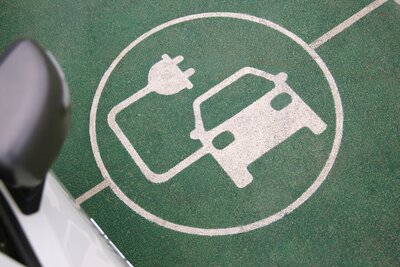 Bei immer mehr PHEV-Modellen der ersten Generation tauchen Probleme auf. Viele Akkus erreichen das Ende ihres Lebenszyklus schneller als befürchtet. Oder defekte Steuergeräte und Hochvoltkomponenten müssen ersetzt werden. Bild: Freepik