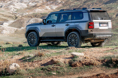 Plant Toyota eine Mini-Version des Land Cruisers? Die soll deutlich kleiner ausfallen als der aktuelle Land Cruiser Hybrid 48V (im Bild), der ab sofort in der Schweiz gekauft werden kann. Bild: Toyota