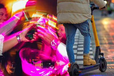 Junge Erwachsene im Ausgang und Person mit Trottinette