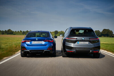 Heckansicht von BMW i4 (l.) und iX